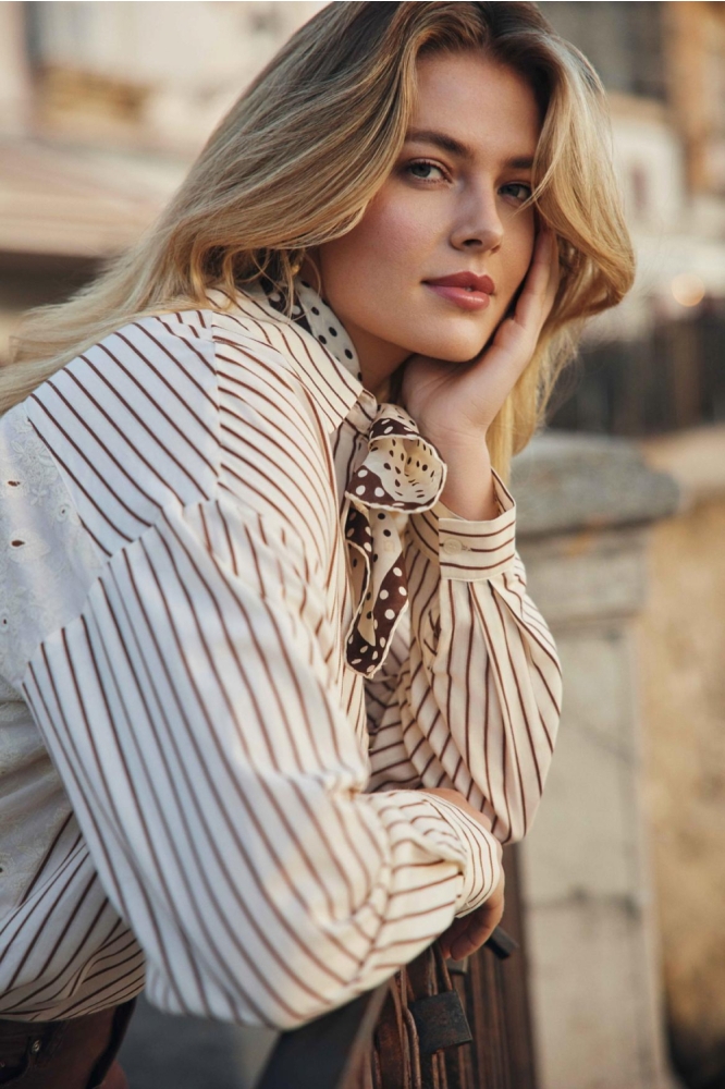 C&S The Label beige dames blouse | Sfeerbeeld, In situatie