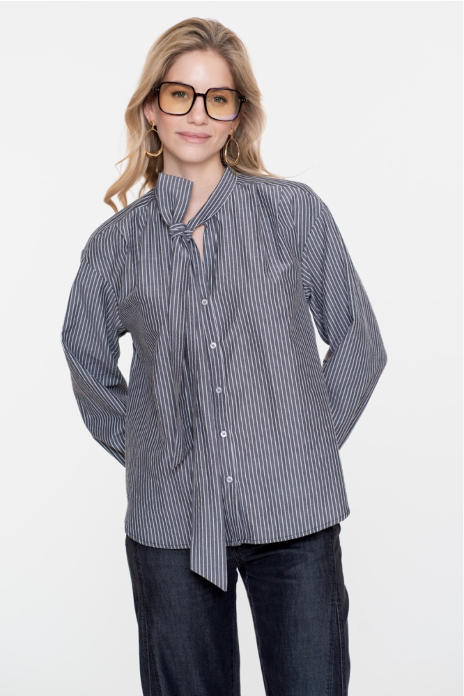 Geisha grijze dames blouse | Model vooraanzicht