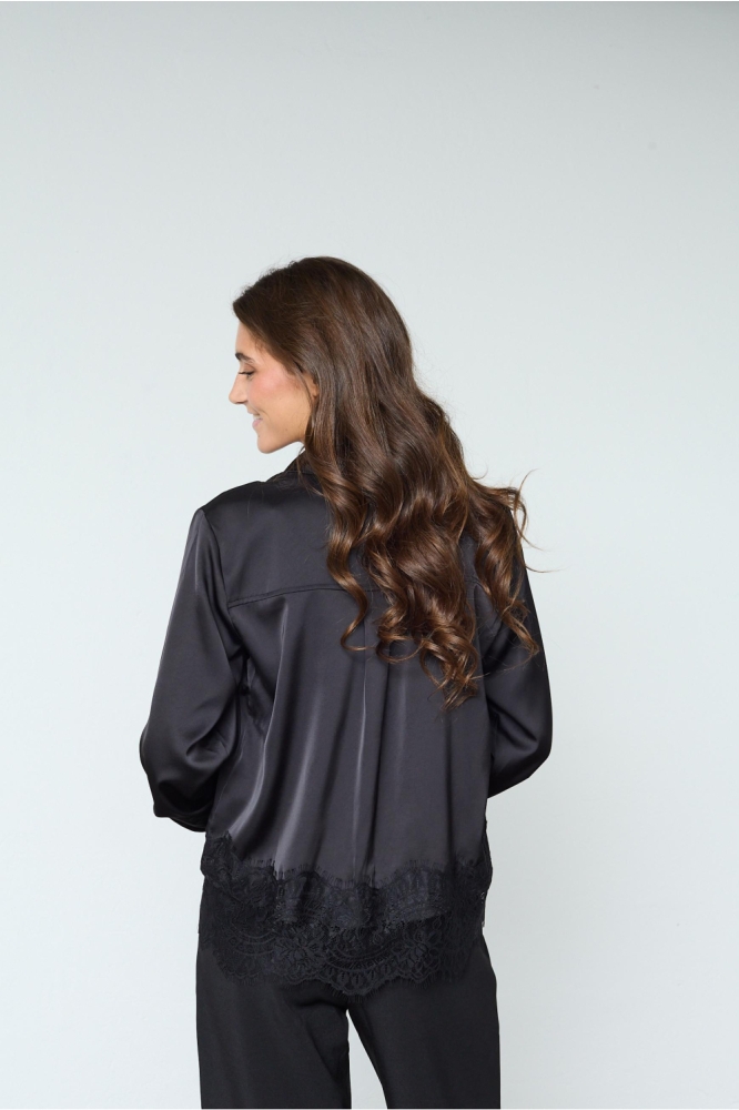 SisterS point zwarte dames blouse | Model achteraanzicht