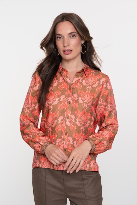 Geisha camel dames blouse | Model vooraanzicht