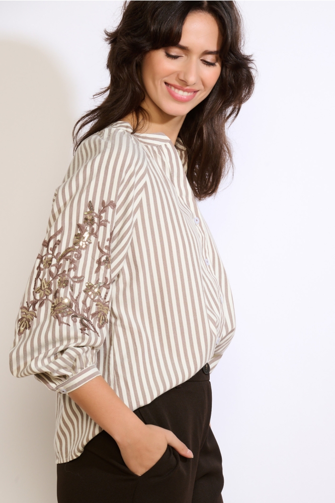 LolaLiza witte dames blouse | Model vooraanzicht