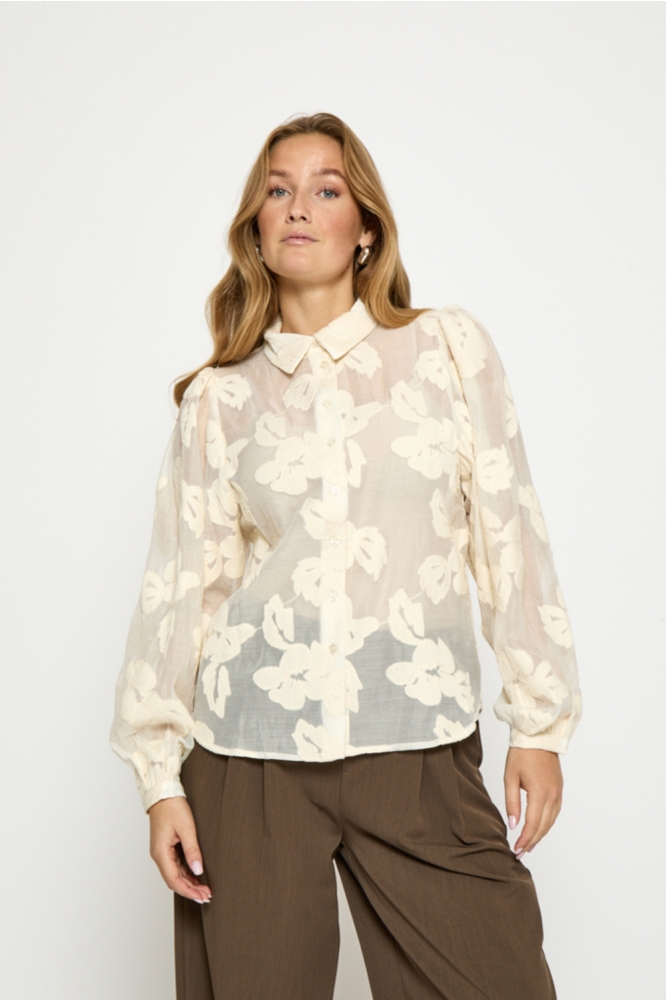 Peppercorn ecru dames blouse | Model vooraanzicht