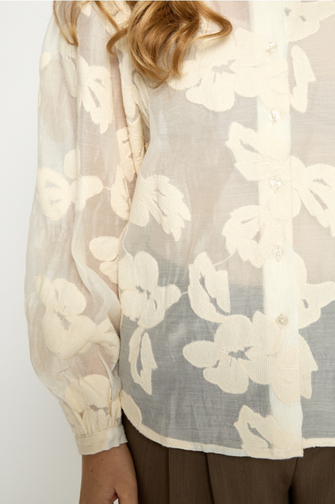 Peppercorn ecru dames blouse | Close up