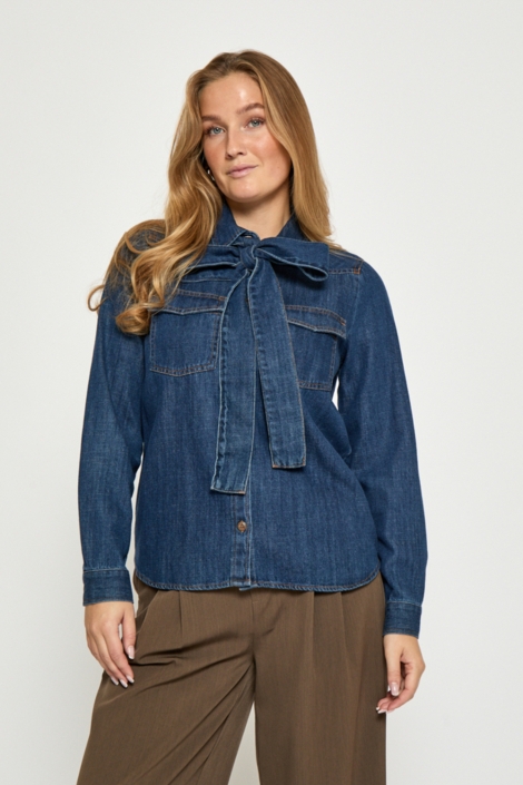 Peppercorn blauwe dames blouse | Model vooraanzicht