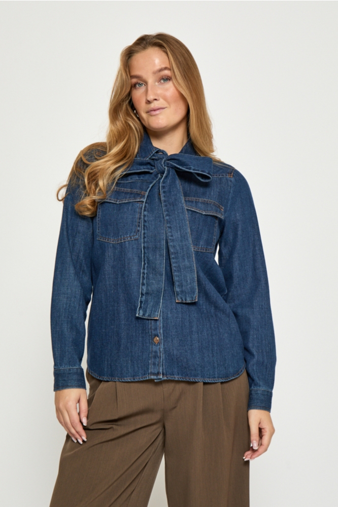 Peppercorn blauwe dames blouse | Model vooraanzicht