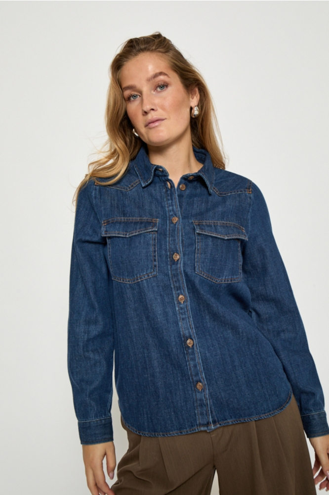 Peppercorn blauwe dames blouse | Model vooraanzicht