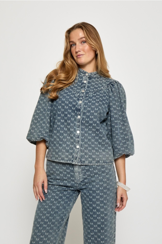 Minus blauwe dames blouse | Model vooraanzicht