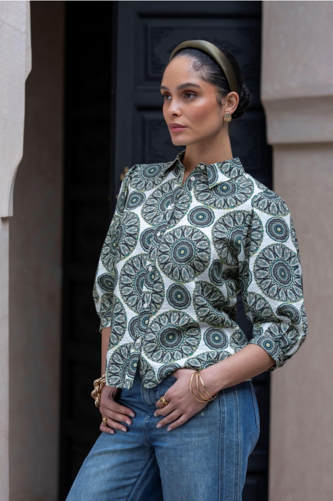 Geisha groene dames blouse | Sfeerbeeld, In situatie