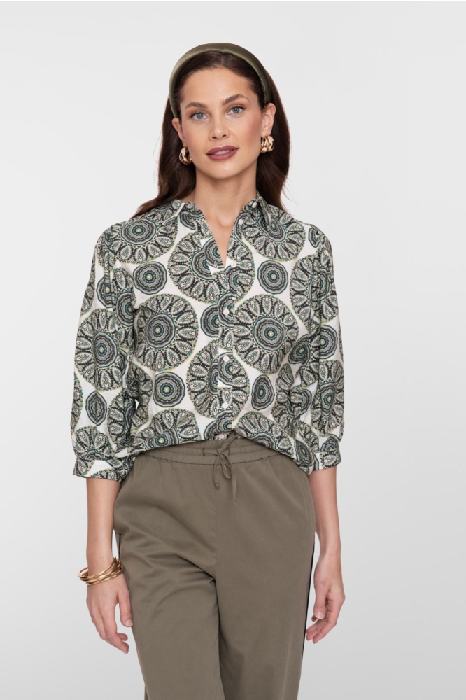 Geisha groene dames blouse | Model vooraanzicht