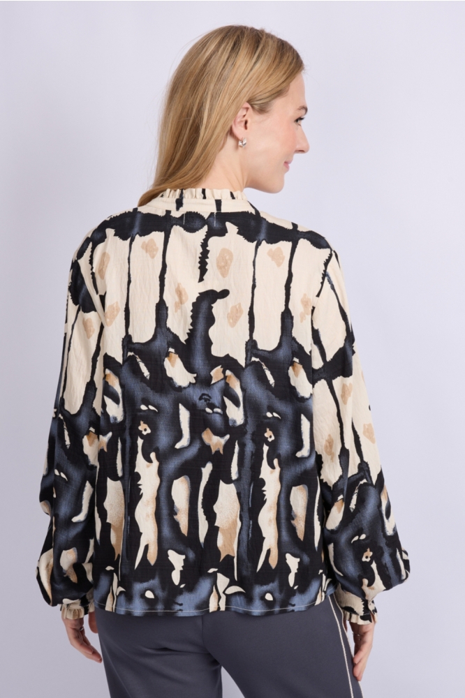 C&S The Label zand dames blouse | Model achteraanzicht