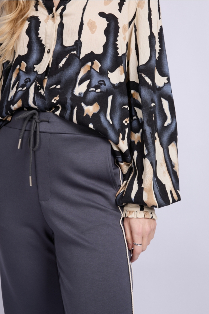 C&S The Label zand dames blouse | Close up
