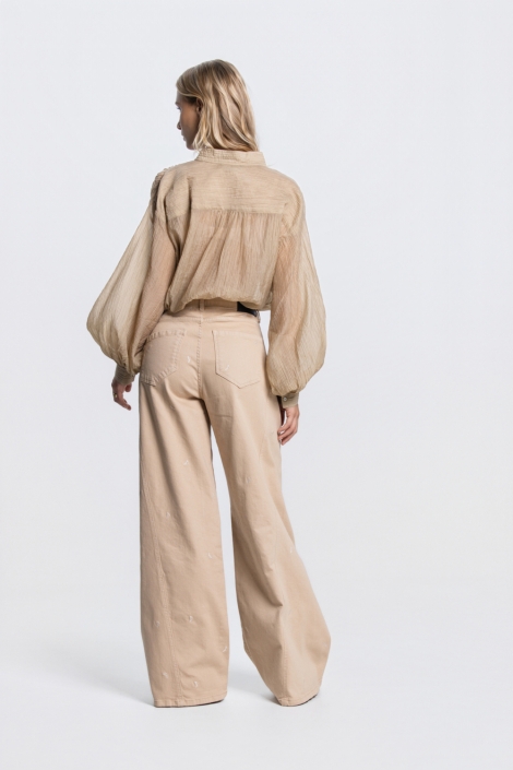 Juffrouw Jansen zand dames blouse | Model achteraanzicht