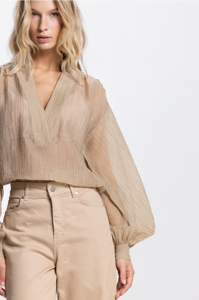 Juffrouw Jansen zand dames blouse | Close up