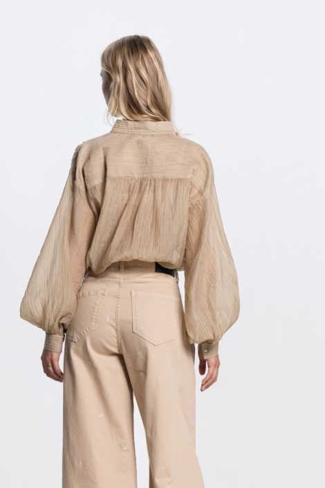 Juffrouw Jansen zand dames blouse | Model achteraanzicht