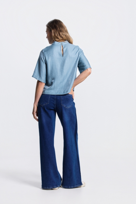 Juffrouw Jansen blauwe dames blouse | Model achteraanzicht