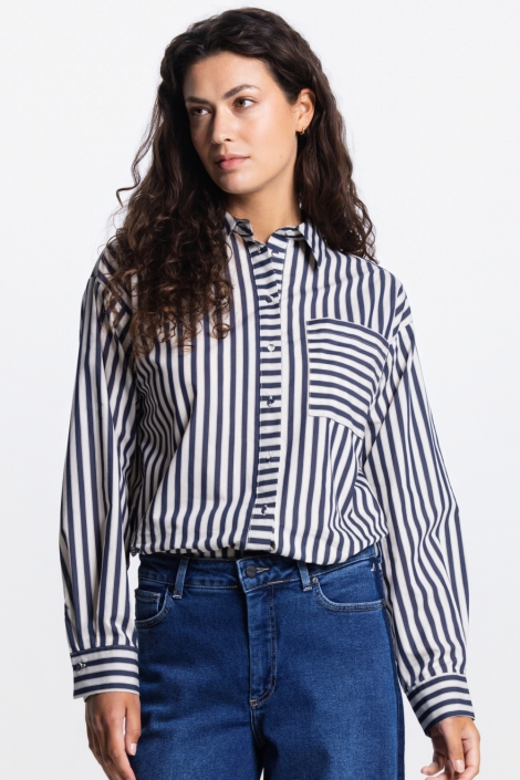 Juffrouw Jansen blauwe dames blouse | Model vooraanzicht