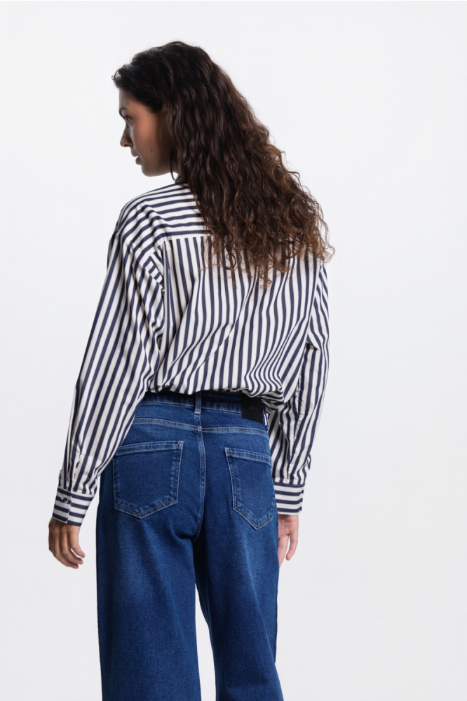 Juffrouw Jansen blauwe dames blouse | Model achteraanzicht