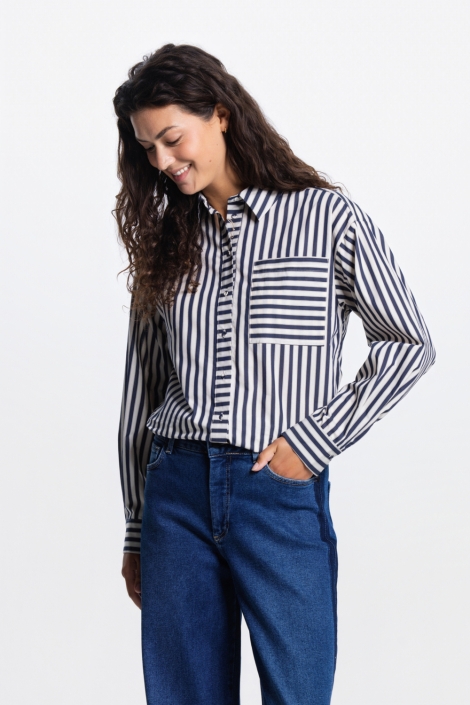 Juffrouw Jansen blauwe dames blouse | Model vooraanzicht