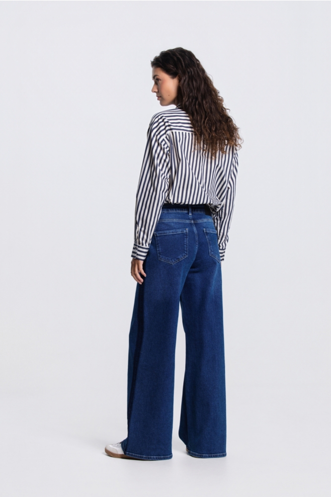 Juffrouw Jansen blauwe dames blouse | Model achteraanzicht