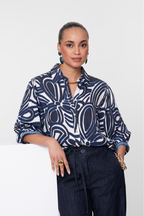 Geisha blauwe dames blouse | Model vooraanzicht