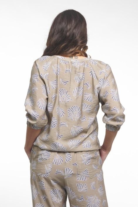 Zoso zand dames blouse | Model achteraanzicht