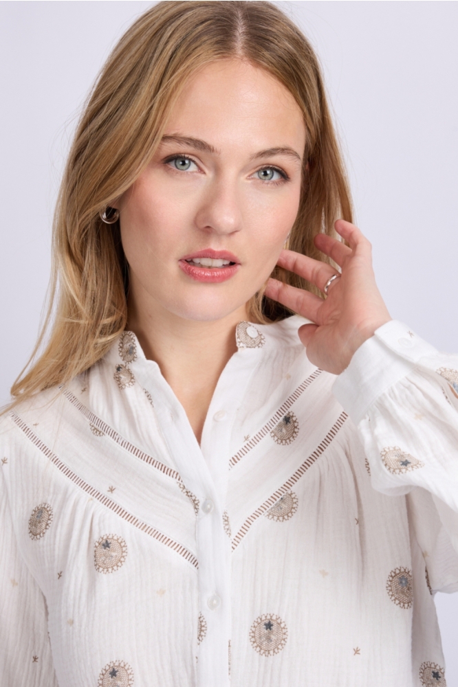 C&S The Label witte dames blouse | Close up