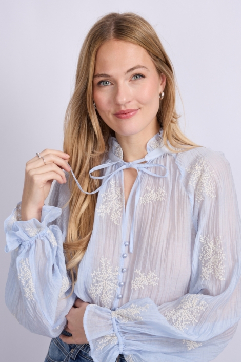 C&S The Label blauwe dames blouse | Model vooraanzicht