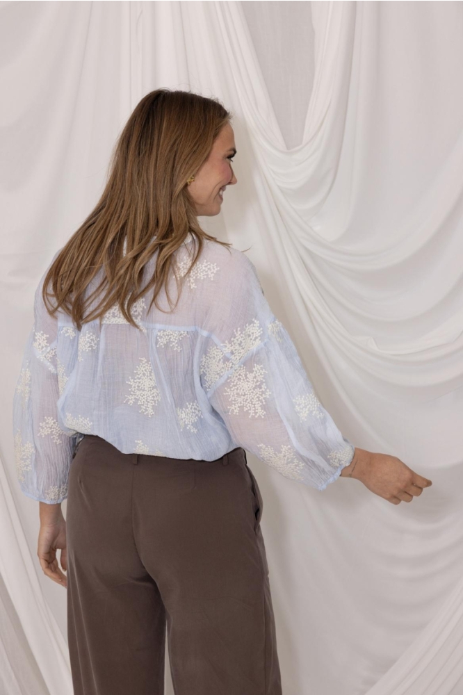 Kimara blauwe dames blouse | Model achteraanzicht