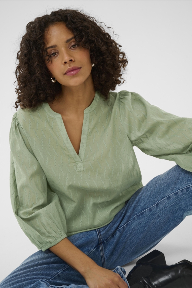 Kaffe groene dames blouse | Sfeerbeeld, In situatie