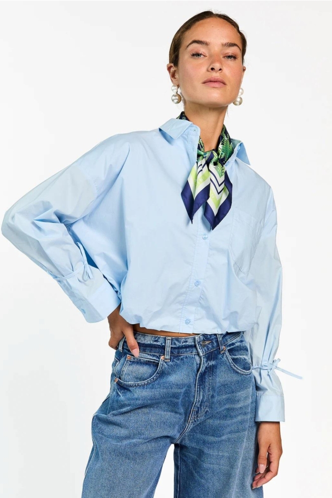 Aaiko blauwe dames blouse | Model vooraanzicht