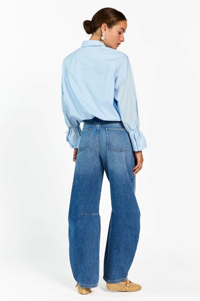 Aaiko blauwe dames blouse | Model achteraanzicht