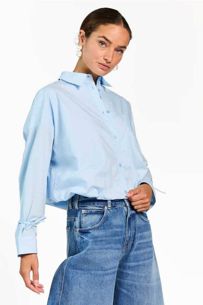 Aaiko blauwe dames blouse | Model vooraanzicht