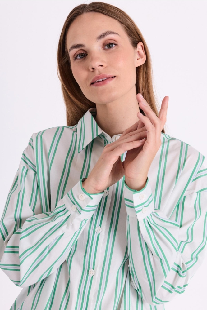 Freequent groene dames blouse | Model vooraanzicht