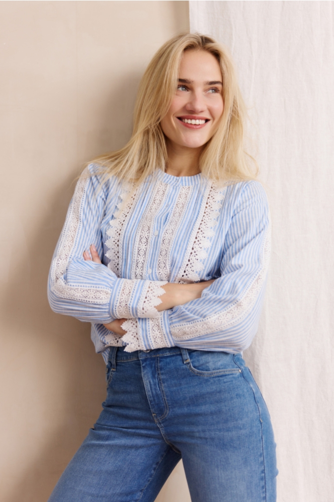LolaLiza blauwe dames blouse | Model vooraanzicht