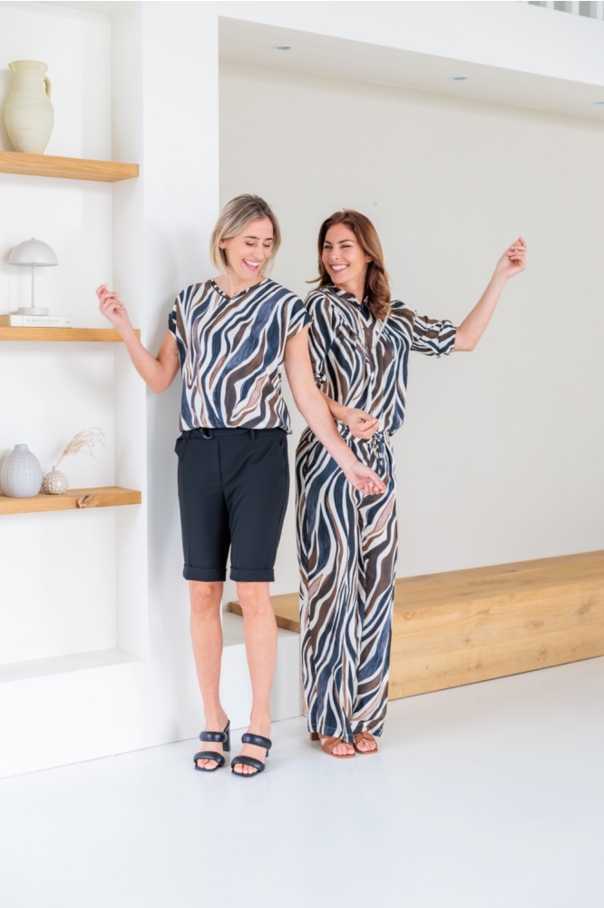 NED bruine dames blouse | Sfeerbeeld, In situatie