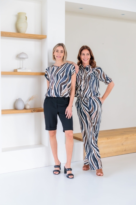 NED bruine dames blouse | Sfeerbeeld, In situatie