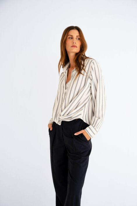 Maicazz ecru dames blouse | Model zijaanzicht