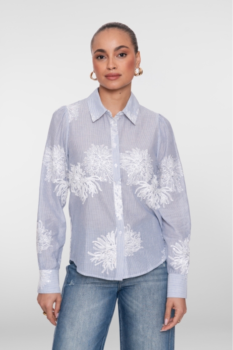 Geisha blauwe dames blouse | Model vooraanzicht