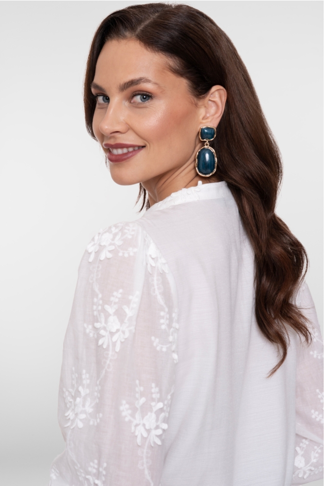 Geisha witte dames blouse | Model achteraanzicht