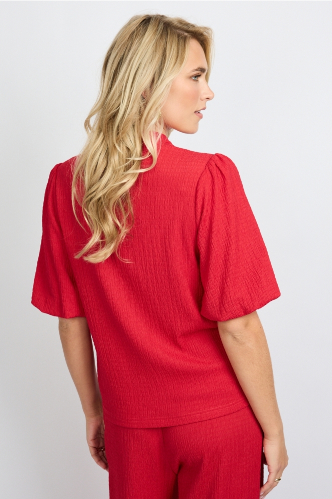 Fluresk rode dames blouse | Model achteraanzicht