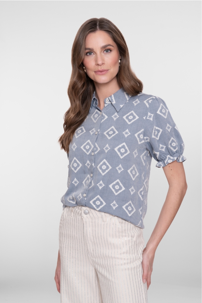 Geisha blauwe dames blouse | Model vooraanzicht