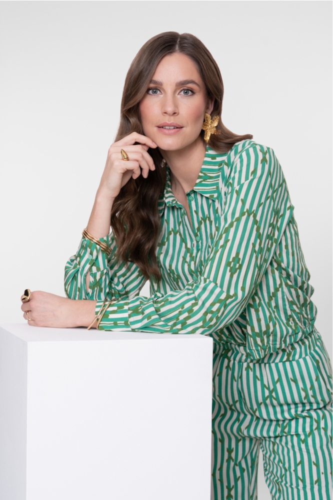 Geisha groene dames blouse | Model vooraanzicht