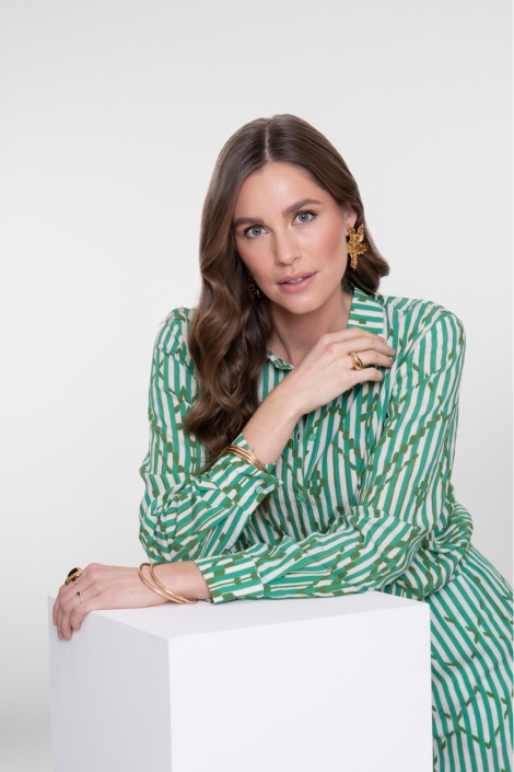 Geisha groene dames blouse | Model vooraanzicht