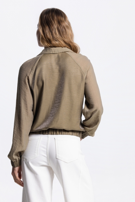 Juffrouw Jansen groene dames blouse | Model achteraanzicht