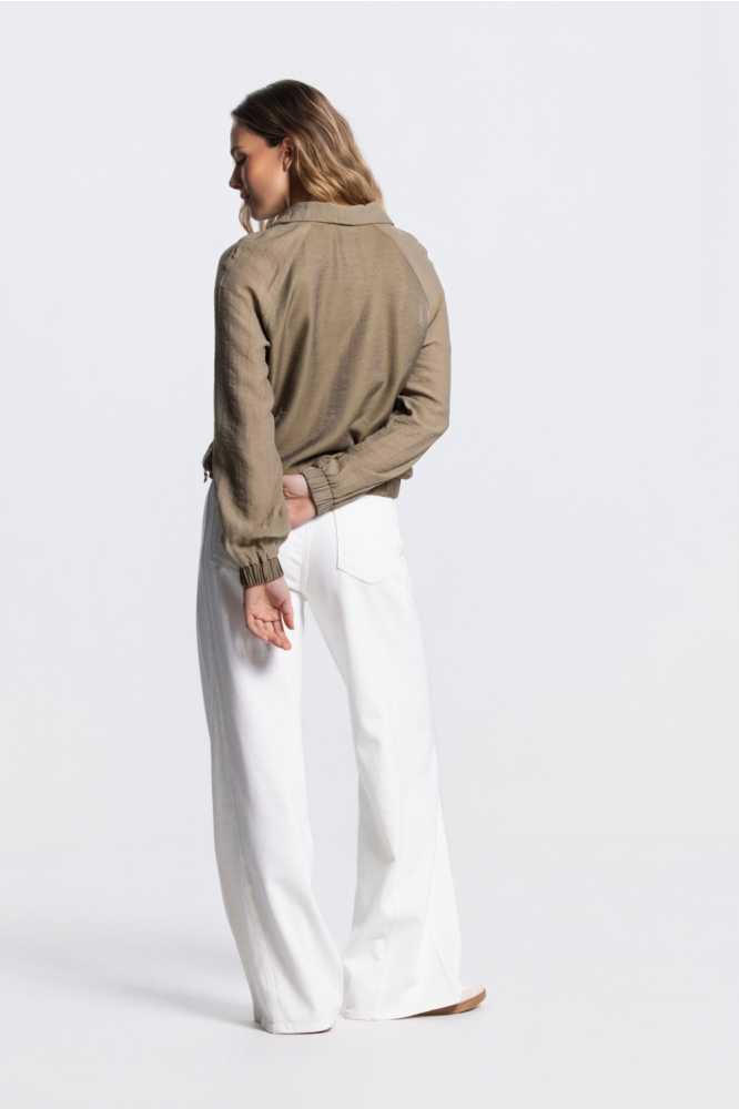 Juffrouw Jansen groene dames blouse | Model achteraanzicht