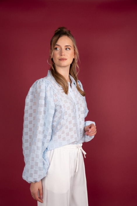 I-coni-K blauwe dames blouse | Model vooraanzicht