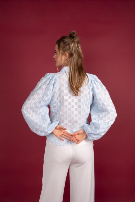 I-coni-K blauwe dames blouse | Model achteraanzicht