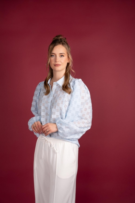 I-coni-K blauwe dames blouse | Model vooraanzicht