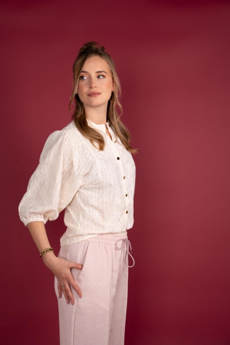 I-coni-K ecru dames blouse | Model zijaanzicht