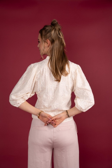 I-coni-K ecru dames blouse | Model achteraanzicht